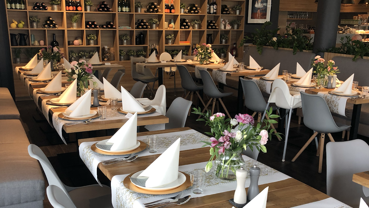 Stoły nakryte do wspólnego posiłku w bistro W Kropki Bordo